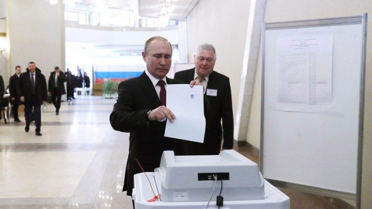 Điện Kremlin nói về chuyện ông Putin tranh cử tổng thống nhiệm kỳ thứ 5 - 1