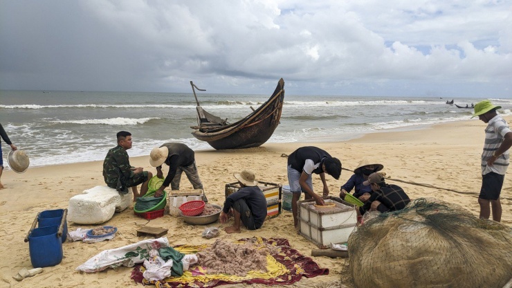 Vào buổi trưa tại bờ biển xã Hải An đông đúc người và thuyền vào ra bắt ruốc. Ông Nguyễn Văn Quang (xã Hải An) cho biết, từ sáng đến nay có thuyền đạt 2 tạ ruốc, một số thuyền nhiều hơn. Ảnh: NGUYỄN DO