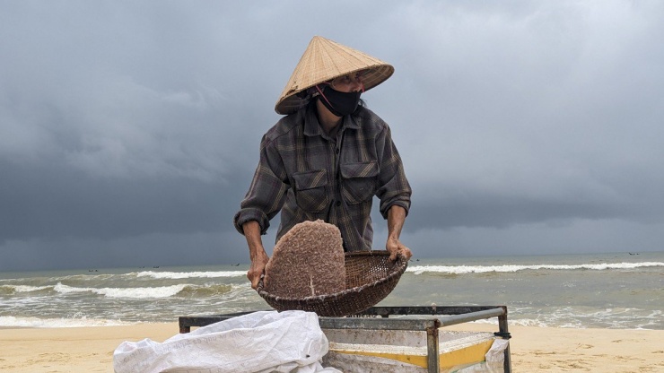 Các ngư dân cho biết, việc đánh bắt ruốc chỉ thuận lợi trong hôm nay vì từ tối nay biển động do ảnh hưởng của không khí lạnh. Ảnh: NGUYỄN DO