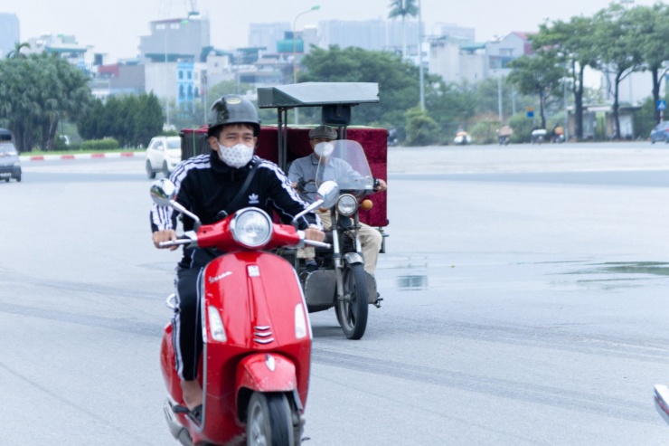 Theo Trung tâm Dự báo khí tượng thủy văn Quốc gia, Hà Nội hôm nay nhiều mây, sáng có lúc có mưa, gió đông bắc cấp 2-3. Đêm trời lạnh. Nhiệt độ thấp nhất 21-23 độ. Nhiệt độ cao nhất 25-27 độ C.