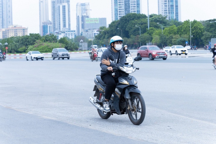 Nhưng cũng có nhiều người bất ngờ với cái lạnh, dù trời đã quá trưa vẫn co ro khi phải lưu thông qua những tuyến đường rộng và thoáng gió.