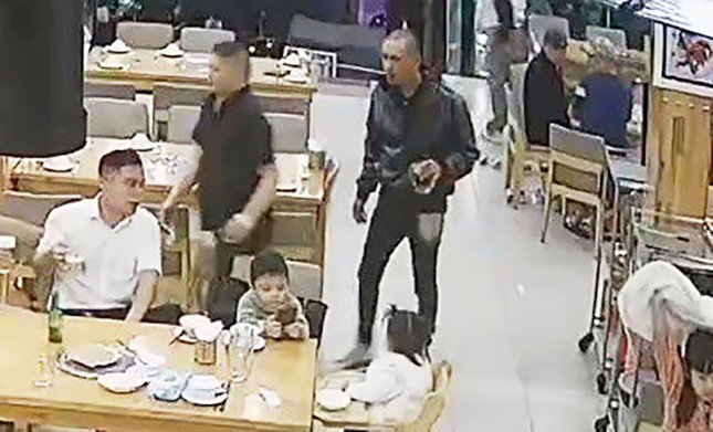 Ba cháu bé gào khóc, cầu cứu khi người cha bất ngờ bị đánh dã man tại nhà hàng - 1