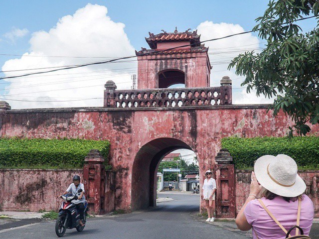 Xót xa thành cổ Diên Khánh ngập rác, bốc mùi