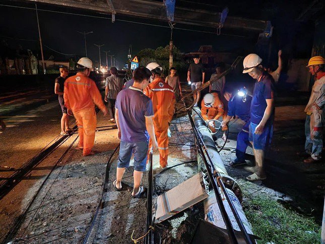 Ngay trong đêm Điện lực Quảng Trạch đã huy động lực lượng khắc phục sự cố