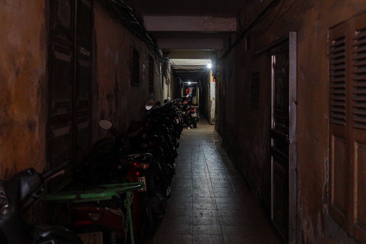 Khu tập thể cũ giữa Hà Nội: Hàng trăm người dùng chung nhà vệ sinh, 