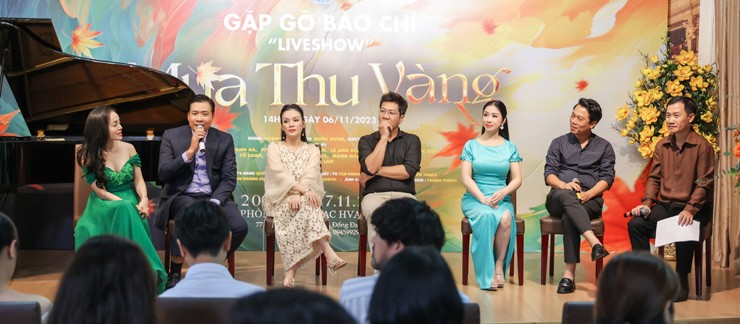 Buổi họp báo giới thiệu Liveshow "Mùa thu vàng" được tổ chức với sự tham gia của những nghệ sĩ nổi tiếng như Lan Anh, Phúc Tiệp, Tân Nhàn, NSND Quốc Hưng, Phương Nga