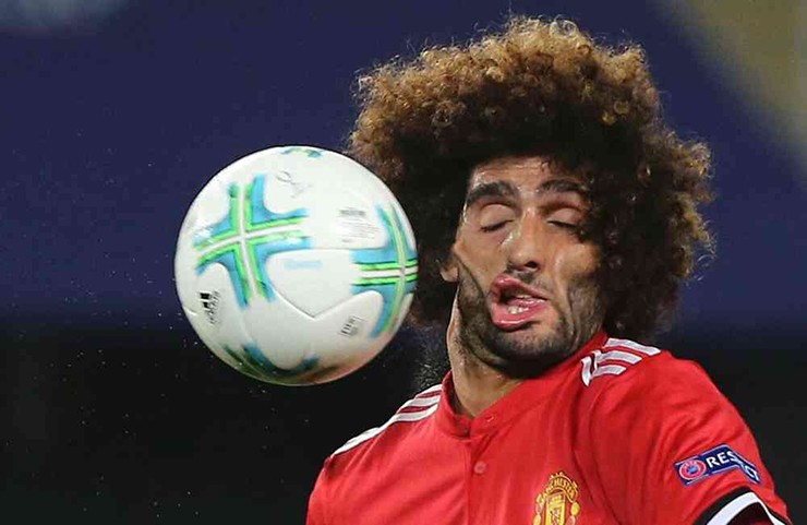 Marouane Fellaini khi cố gắng đánh đầu nhưng lại bị đập vào mặt.&nbsp;
