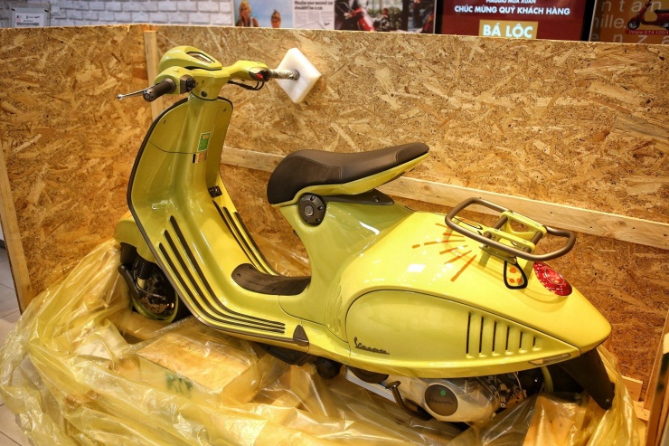 Được biết, thị trường Việt Nam sẽ có 26 chiếc Vespa 946 10 Anniversario được đưa về.