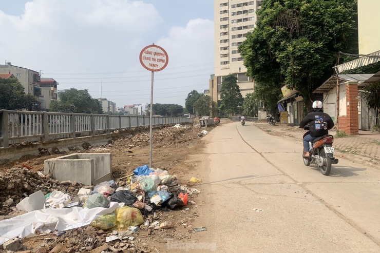 Tuyến đường Ngô Quyền (phường La Khê, quận Hà Đông) đang thi công dang dở bị "bỏ quên" gây ô nhiễm, mất an toàn giao thông cho những người sinh sống, lưu thông qua khu vực trên.