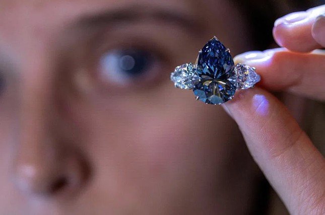 Viên kim cương xanh lam cực hiếm được bán với giá hơn 1 nghìn tỷ đồng - 1