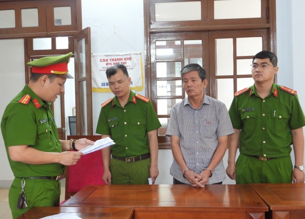 Cơ quan CSĐT Công an TP Đà Nẵng tống đạt quyết định bắt tạm giam đối với Đinh Ngọc Bình sáng 8/11.