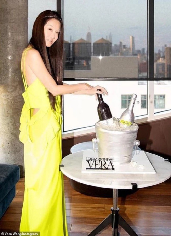 Vera Wang sinh ra ở thành phố New York vào ngày 27 tháng 6 năm 1949.
