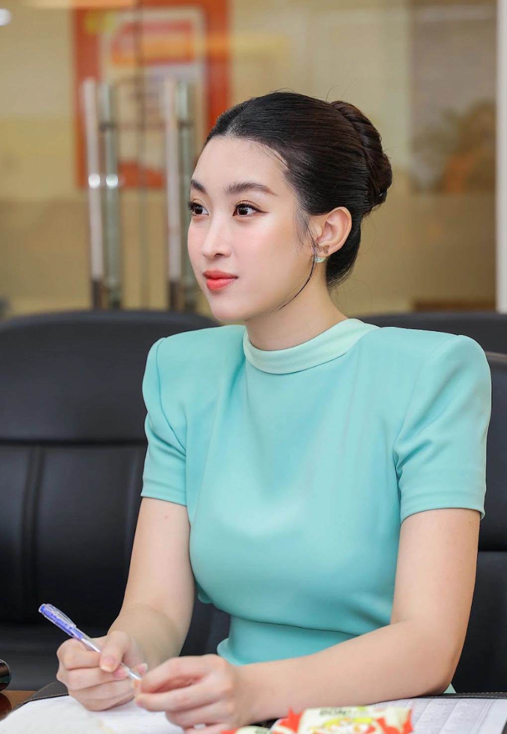 Vợ chủ tịch CLB Hà Nội sau khi sinh con ăn mặc còn “đẹp hơn cả khi còn son” - 3