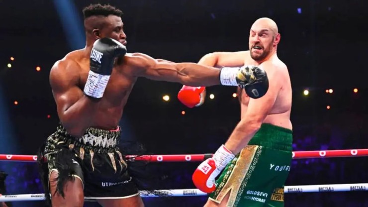 Fury (bên phải) cho rằng cú đấm của Ngannou (trái) không quá đáng sợ