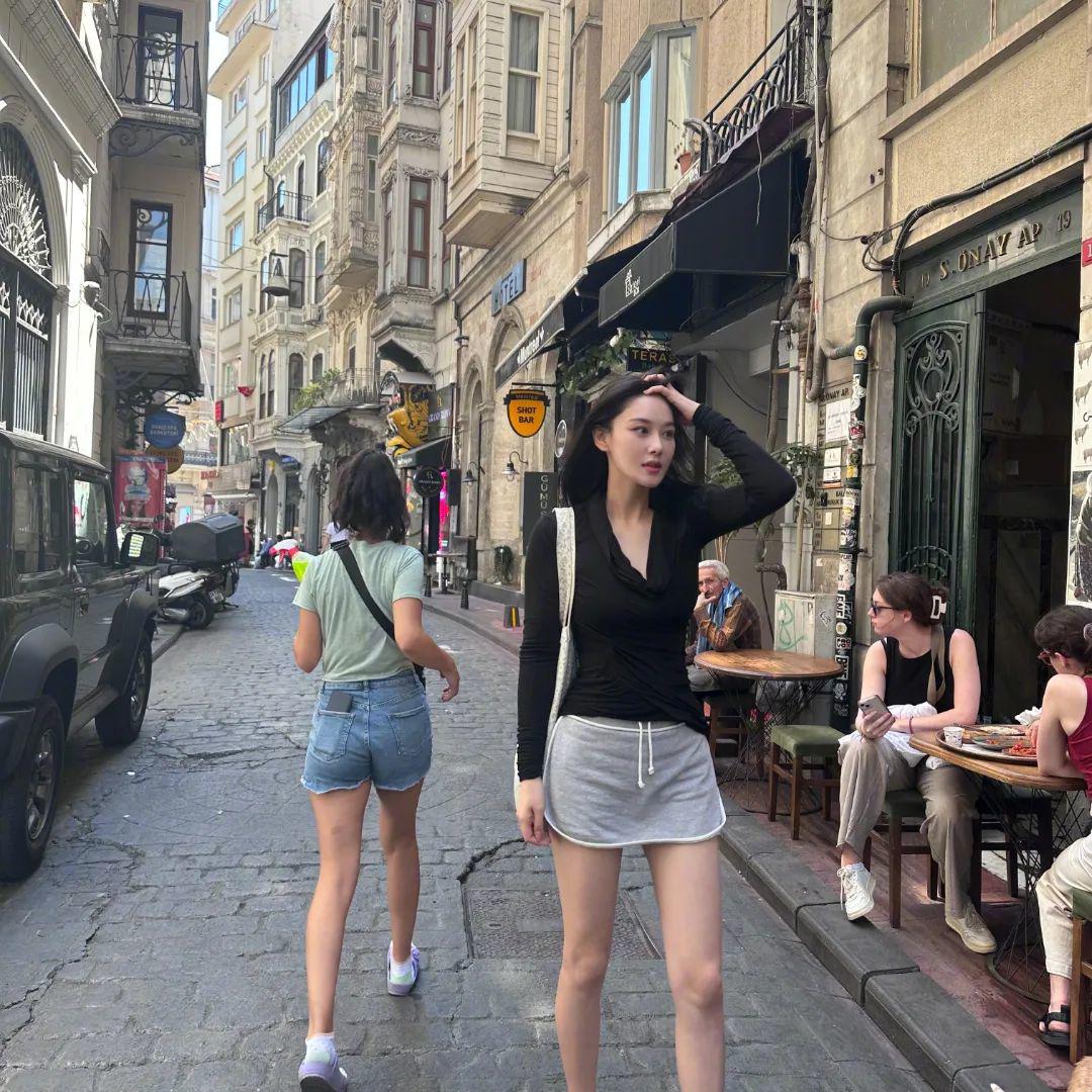 Khi đi dạo phố, Trương Hinh Dư hướng tới sự đơn giản, thoải mái. Thế nên, cô thường chọn áo thun, quần jeans hoặc chân váy ngắn, phối cùng giày thể thao.