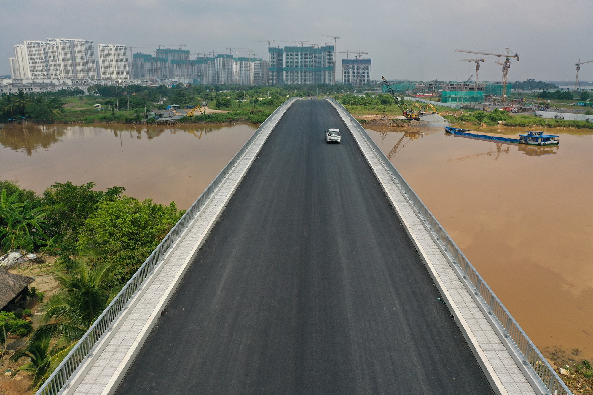 Cầu có chiều dài 490m, rộng 14m, có 4 làn xe. Hiện tại việc thi công công trình đã hoàn thành mặt trải nhựa mặt cầu, đường dẫn.