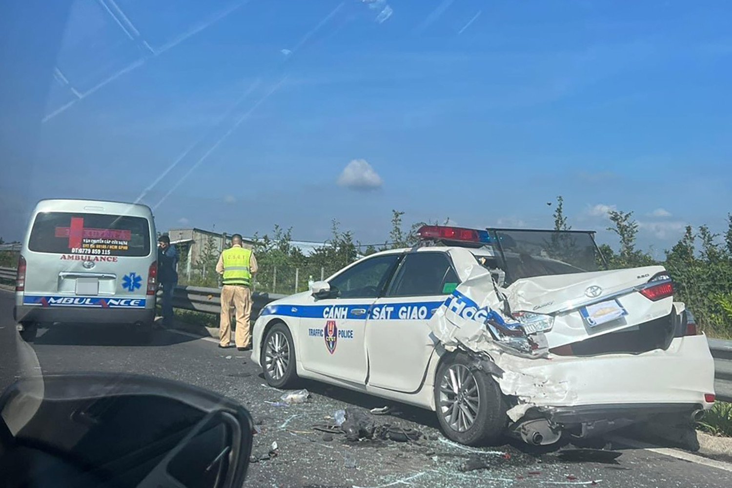 Lái xe cứu thương tông ô tô CSGT trên cao tốc, tài xế khai nguyên nhân - 1