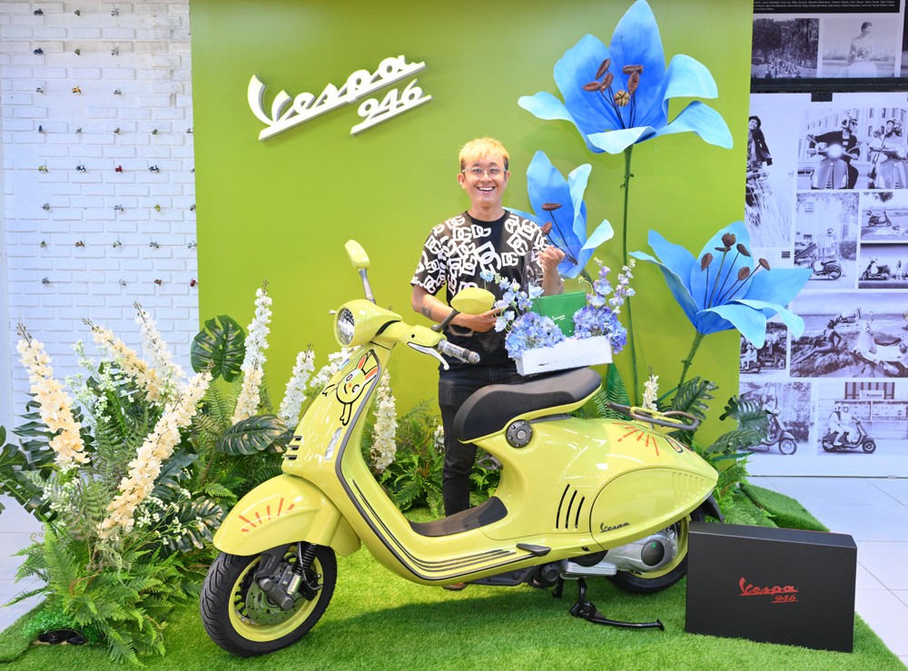 Vị khách mạnh tay rinh cùng lúc 02 chiếc xe Vespa 946 10th Anniversary