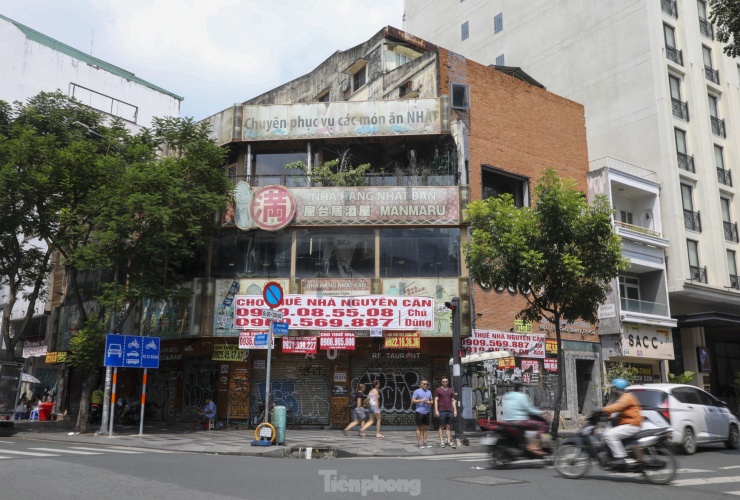 Một mặt bằng nằm ngay góc ngã tư Trương Định - Lý Tự Trọng chi chít những bảng quảng cáo cho thuê.