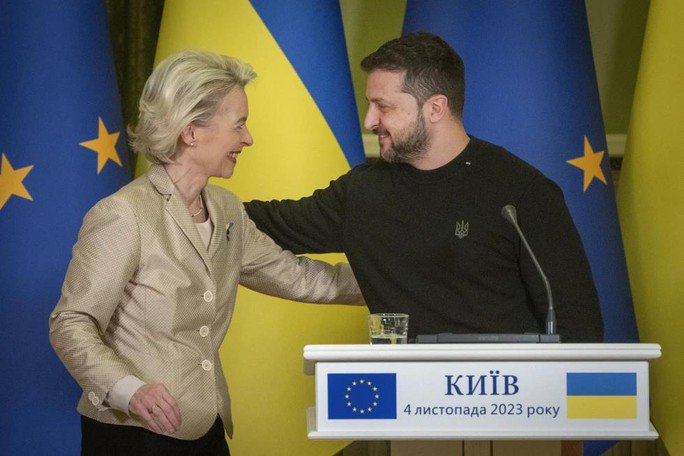 Chủ tịch Ủy ban châu Âu Ursula von der Leyen (trái) và Tổng thống Ukraine Volodymyr Zelensky tại một cuộc họp báo ở thủ đô Kiev của Ukrane hôm 4-11 - Ảnh: AP