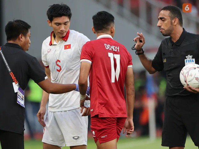 Dendy và Văn Hậu sau pha bóng ở bán kết AFF Cup 2022