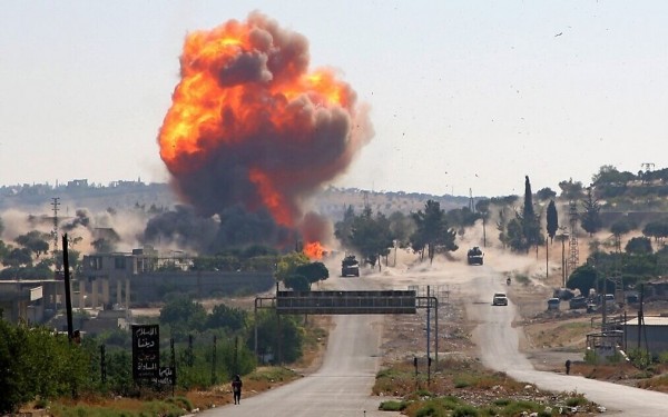 Cột lửa khói bốc lên sau một vụ nổ ở Syria. Ảnh: GettyImages