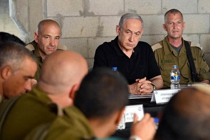 Thủ tướng Israel Benjamin Netanyahu gặp gỡ các binh sĩ tại căn cứ quân sự ở Tze'elim - Israel. Ảnh: Reuters