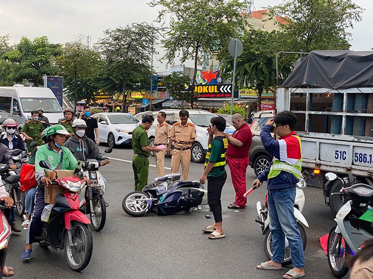 Cửa ngõ sân bay Tân Sơn Nhất kẹt xe khủng khiếp sau vụ tai nạn chết người - 1