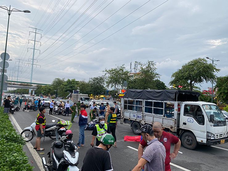 Cửa ngõ sân bay Tân Sơn Nhất kẹt xe khủng khiếp sau vụ tai nạn chết người - 4