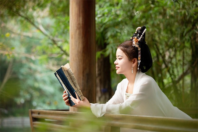 Nữ văn sĩ Tina Yuan khoe vẻ dịu dàng với đồ cổ trang tại Hàng Châu - 1