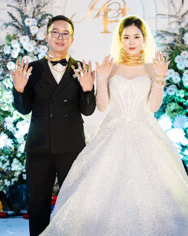 Đám cưới ở Nghệ An: Vàng che kín cổ vẫn không làm lu mờ nhan sắc cô dâu - 1