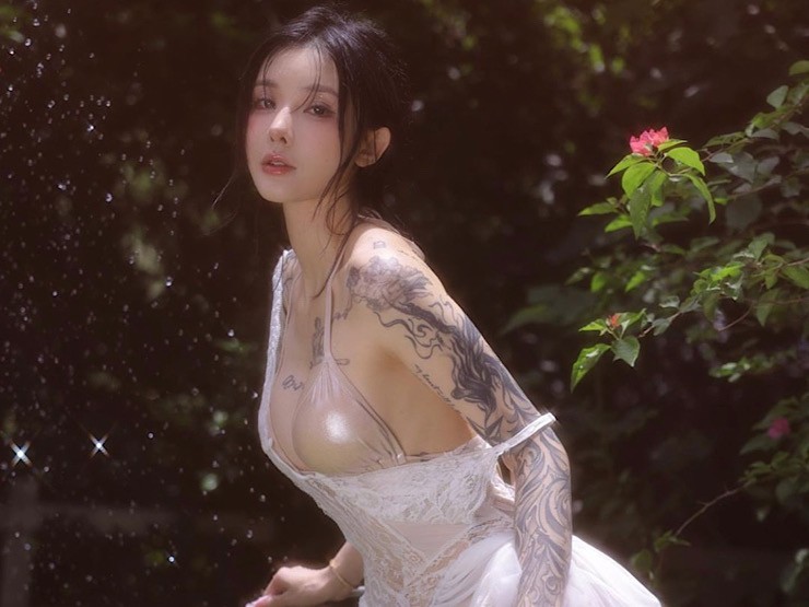 Hot girl Fujiwara Kira (biệt danh Kiligkira) diện đầm ngủ kết hợp áo bra màu nude.
