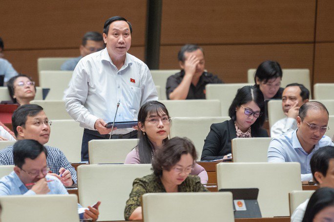 Đại biểu Bùi Xuân Thống, Phó trưởng Đoàn Chuyên trách Đoàn Đại biểu Quốc hội tỉnh Đồng Nai, thảo luận về dự án sân bay Long Thành