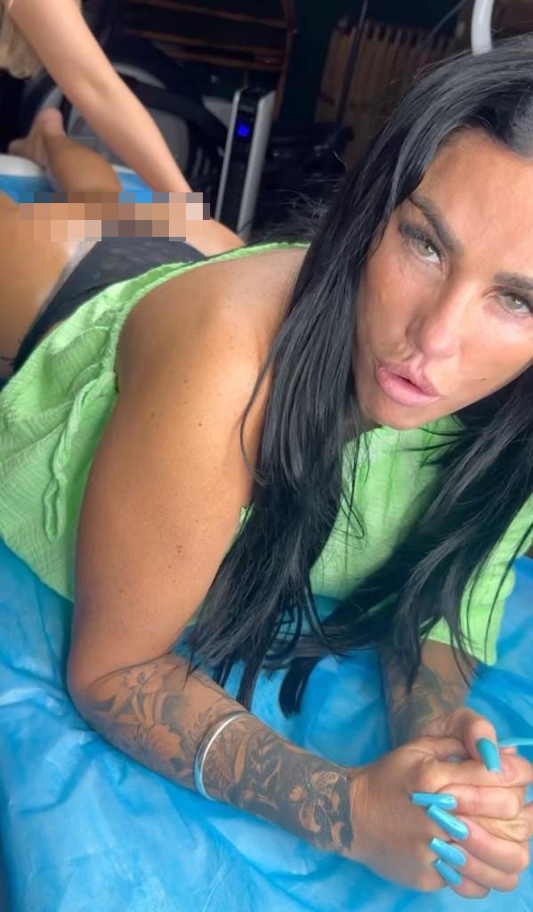 Katie Price livestream quá trình bơm mông vào đầu tháng 11. Ảnh: TikTok.