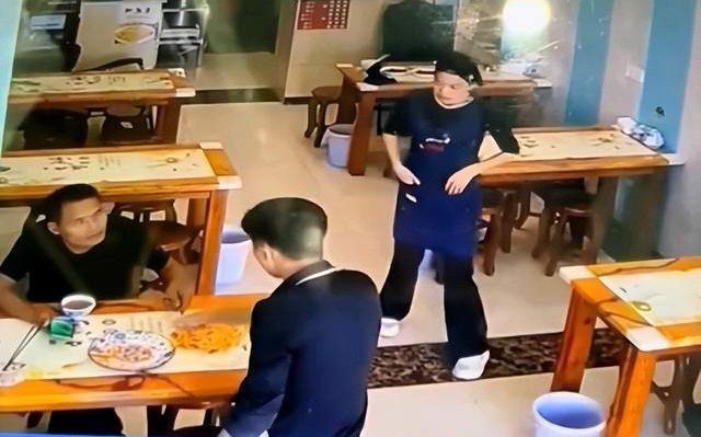 Chủ quán có hành động ném đĩa mỳ vào mặt khách và màn 