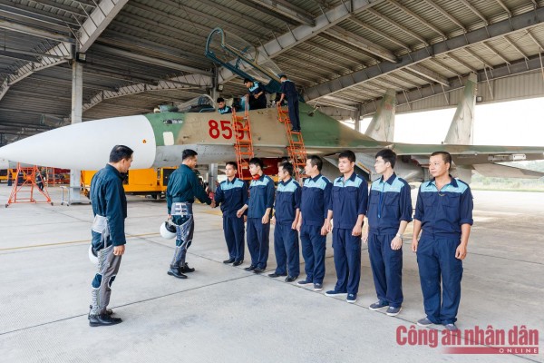 Các phi công nhận bàn giao máy bay từ tổ kỹ thuật trước ban bay.