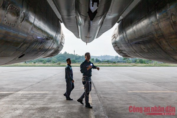 Cùng nhân viên kỹ thuật, các phi công vẫn sẽ kiểm tra tổng thể máy bay một lần nữa trước khi cất cánh làm nhiệm vụ. Là một khí tài hiện đại bậc nhất của Quân đội nhân dân Việt Nam, công tác bảo đảm kỹ thuật của SU-30MK2 được thực hiện rất nghiêm ngặt.