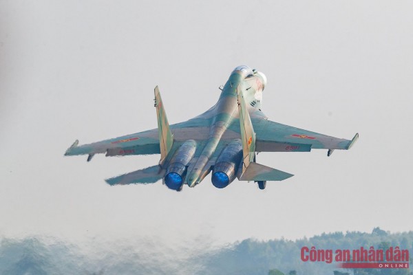 Mỗi chiếc SU-30MK2 được trang bị hai động cơ AL-31FP có lực đẩy lên đến 12 tấn. Điểm đặc biệt là loại động cơ này có khả năng điều chỉnh luồng phụt giúp máy bay cơ động hơn trong các tình huống.