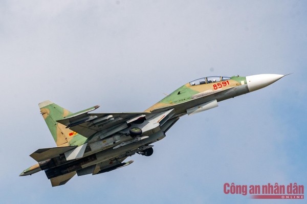 SU-30 MK2 được trang bị rada hiện đại, có khả năng phát hiện và theo dõi mục tiêu mạnh, lên đến 15 mục tiêu trên không, trong khi có thể đồng thời tấn công 4 mục tiêu trong số đó. Máy bay có thể mang thông thường 5.270 kg nhiên liệu trong các thùng chứa (không tính nhiên liệu trong các thùng chứa phụ), có khả năng thực hiện liên tục nhiệm vụ khoảng 4,5 giờ trong phạm vi 3.000 km.&nbsp;