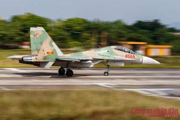 SU-30MK2 có thể đạt vận tốc Mach 2, tương đương tốc độ 1.350 km/h tại độ cao thấp và vận tốc leo cao là 230 m/s. Đây là một trong những máy bay chiến đấu thế hệ thứ 4 có khả năng cơ động và tính năng kỹ chiến thuật tốt nhất thế giới hiện nay.