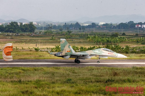 Để giảm tốc khi hạ cánh tại đường băng, SU-30MK2 sử dụng dù hãm, dù này sẽ được cắt tự động ở cuối đường băng và được thu hồi để tái sử dụng.&nbsp;