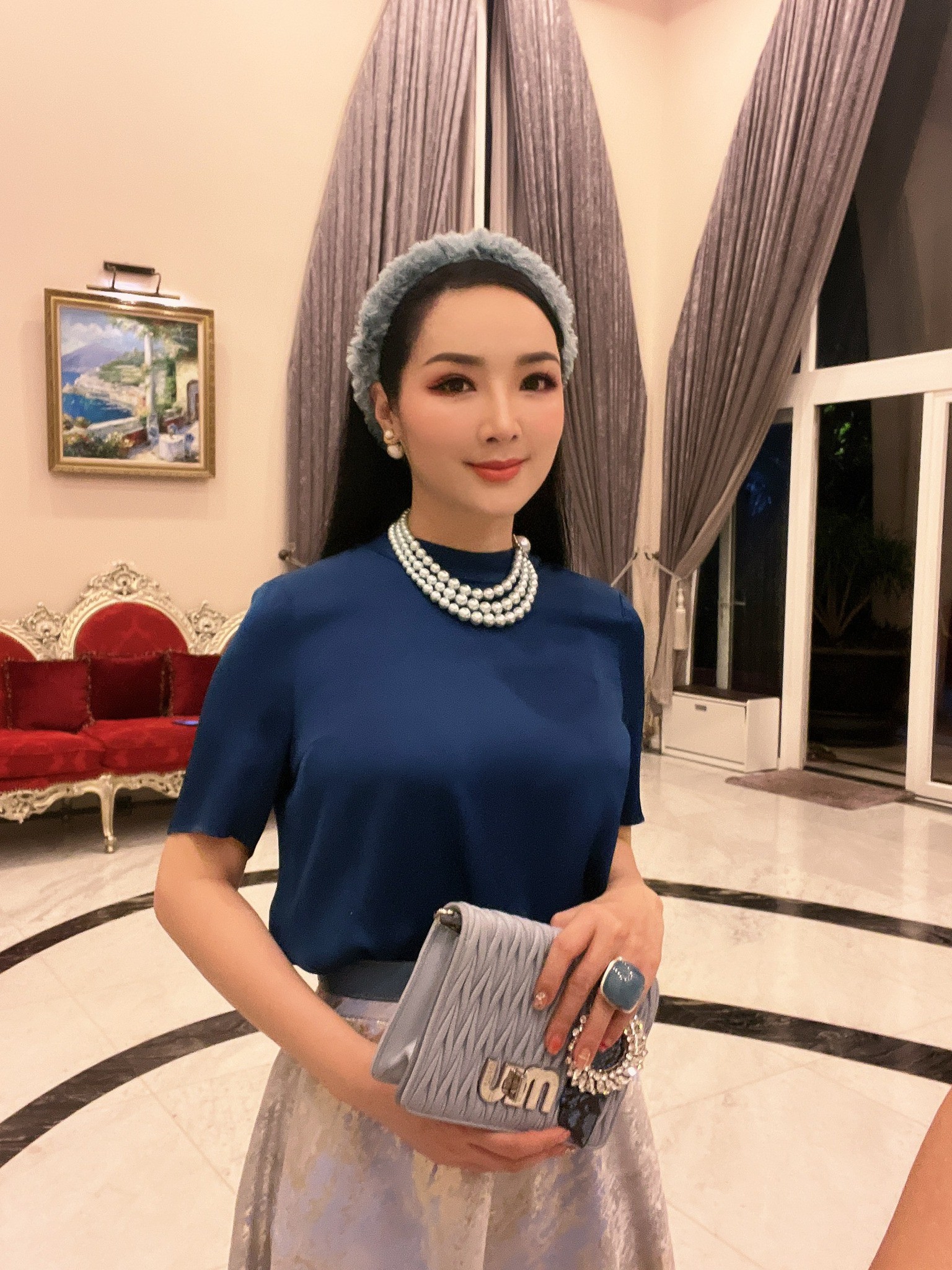 Hoa hậu Việt không người kế nhiệm, U60 mặc toàn đồ hiệu đi hái xoài, cưỡi ngựa - 7