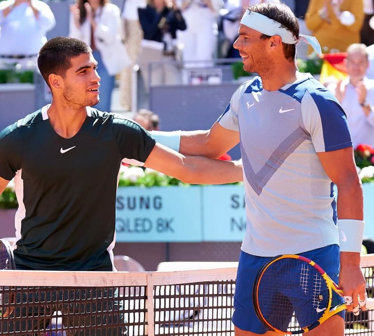 Nadal (bên phải) dành cho đàn em Alcaraz (trái) lời động viên trước thềm ATP Finals 2023