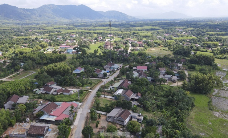 Đường huyện Kỳ Sơn - Kỳ Thượng (ĐH145, còn gọi là đường Sơn - Thượng) có chiều dài gần 9km, được đầu tư xây dựng từ năm 2004. Mặt đường rộng 3,5-5m, kết cấu láng nhựa và bê tông.