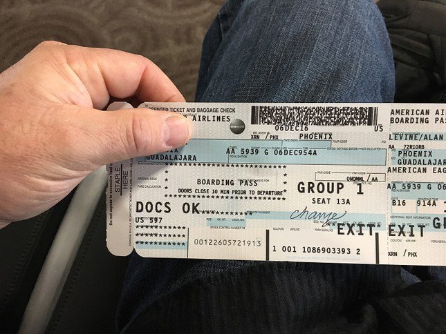 Cực kỳ nguy hiểm khi đăng ảnh vé máy bay lên mạng - 1