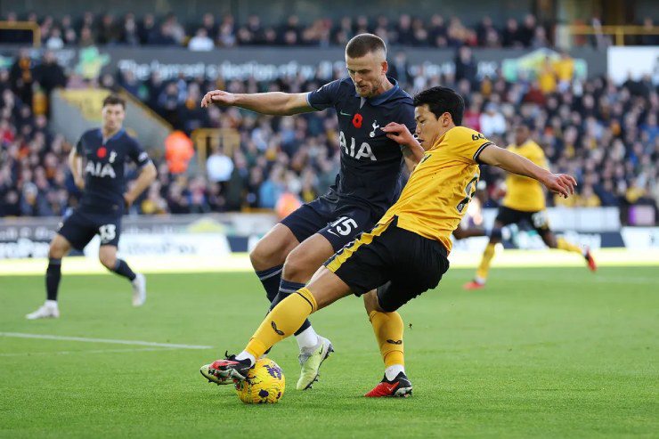 Tottenham (áo xanh thẫm) gặp khó khăn&nbsp;trước Wolverhampton