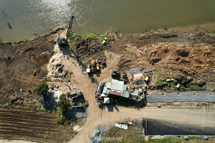 Cận cảnh thi công cải tạo bờ đông sông Sài Gòn đón Tết - 3