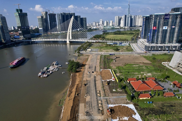 Cận cảnh thi công cải tạo bờ đông sông Sài Gòn đón Tết - 2