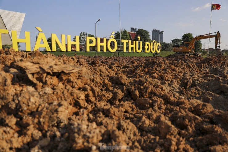 Cận cảnh thi công cải tạo bờ đông sông Sài Gòn đón Tết - 6
