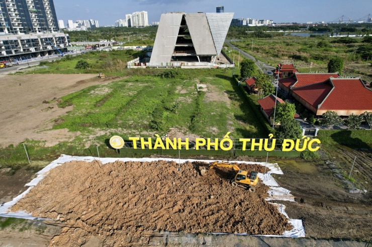 Cận cảnh thi công cải tạo bờ đông sông Sài Gòn đón Tết - 11